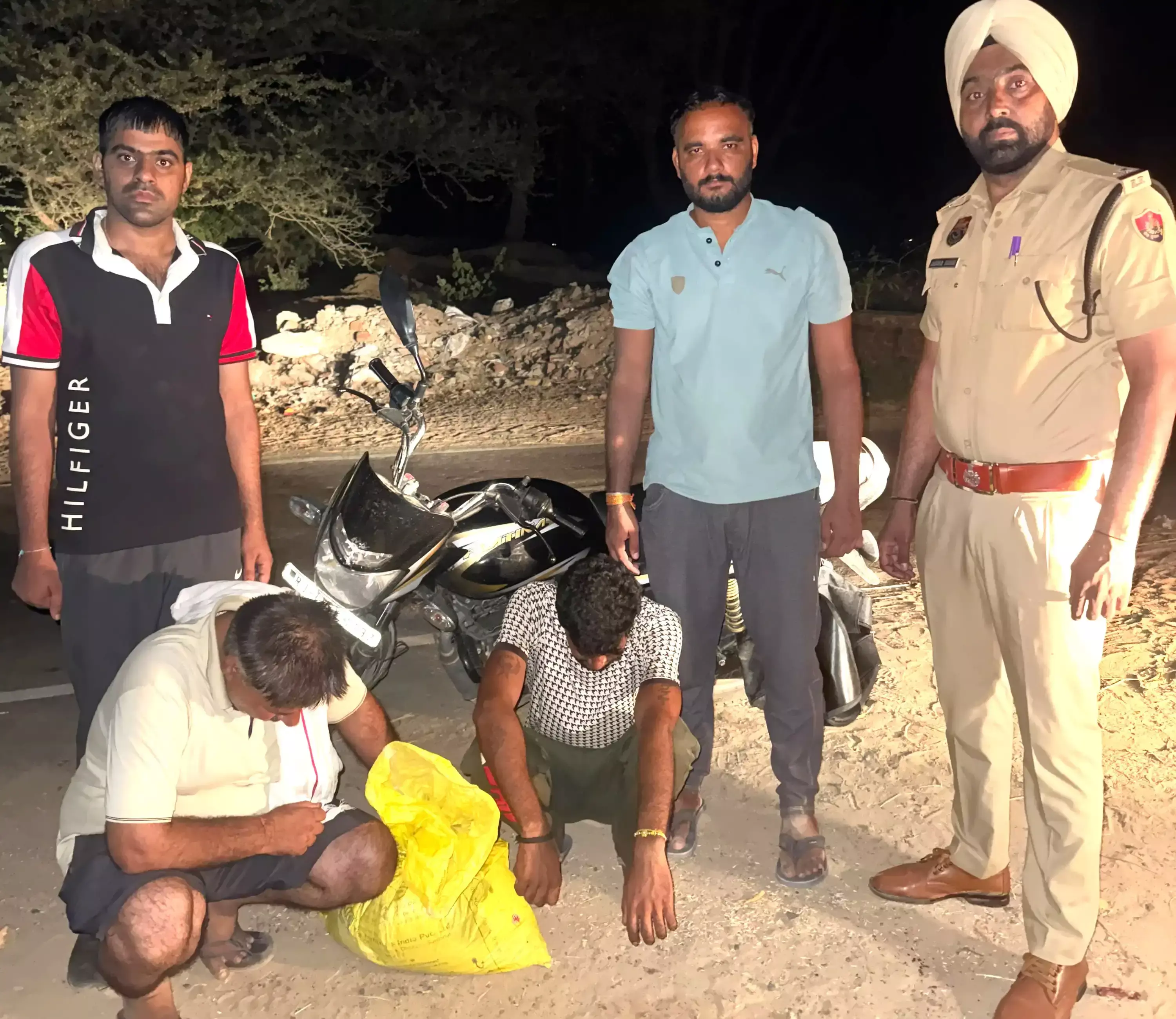 Sirsa: लाखों की हेरोइन और चूरापोस्त के साथ छह गिरफ्तार Sirsa: लाखों की हेरोइन और चूरापोस्त के साथ छह गिरफ्तार