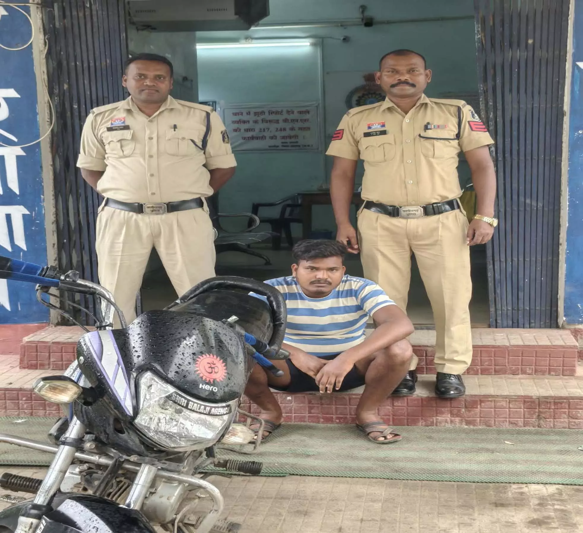 रेलवे सामग्री और बाइक चोरी का आरोपी गिरफ्तार रेलवे सामग्री और बाइक चोरी का आरोपी गिरफ्तार