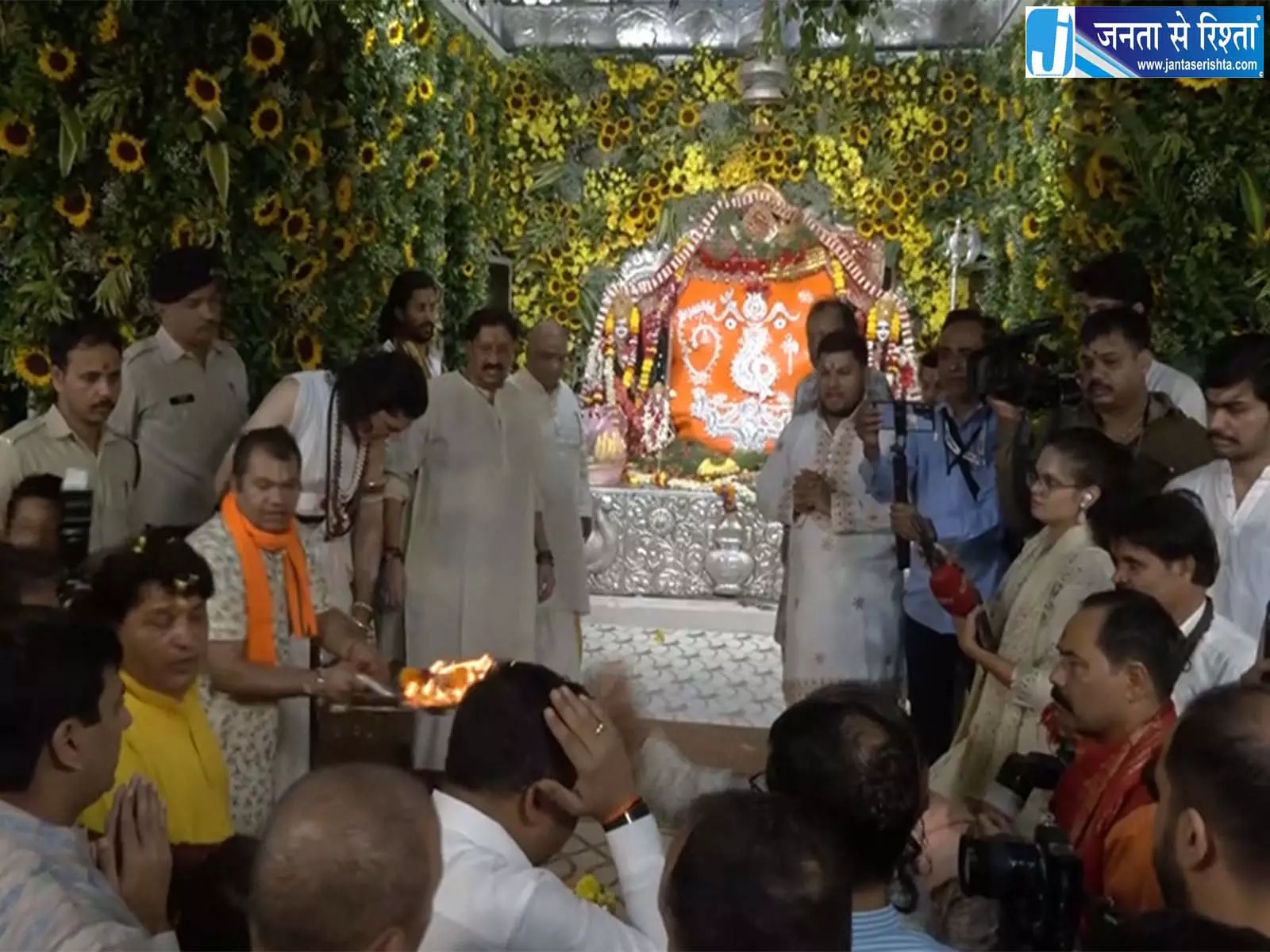 गणेश चतुर्थी पर खजराना गणेश मंदिर में उमड़ा भक्तों का सैलाब गणेश चतुर्थी पर खजराना गणेश मंदिर में उमड़ा भक्तों का सैलाब