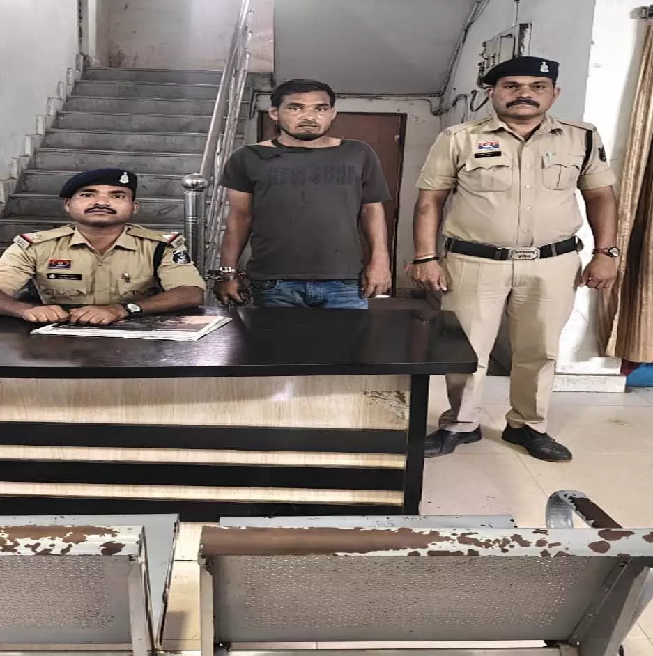 घर में घुसकर महिला से किया छेड़छाड़, आरोपी गिरफ्तार घर में घुसकर महिला से किया छेड़छाड़, आरोपी गिरफ्तार