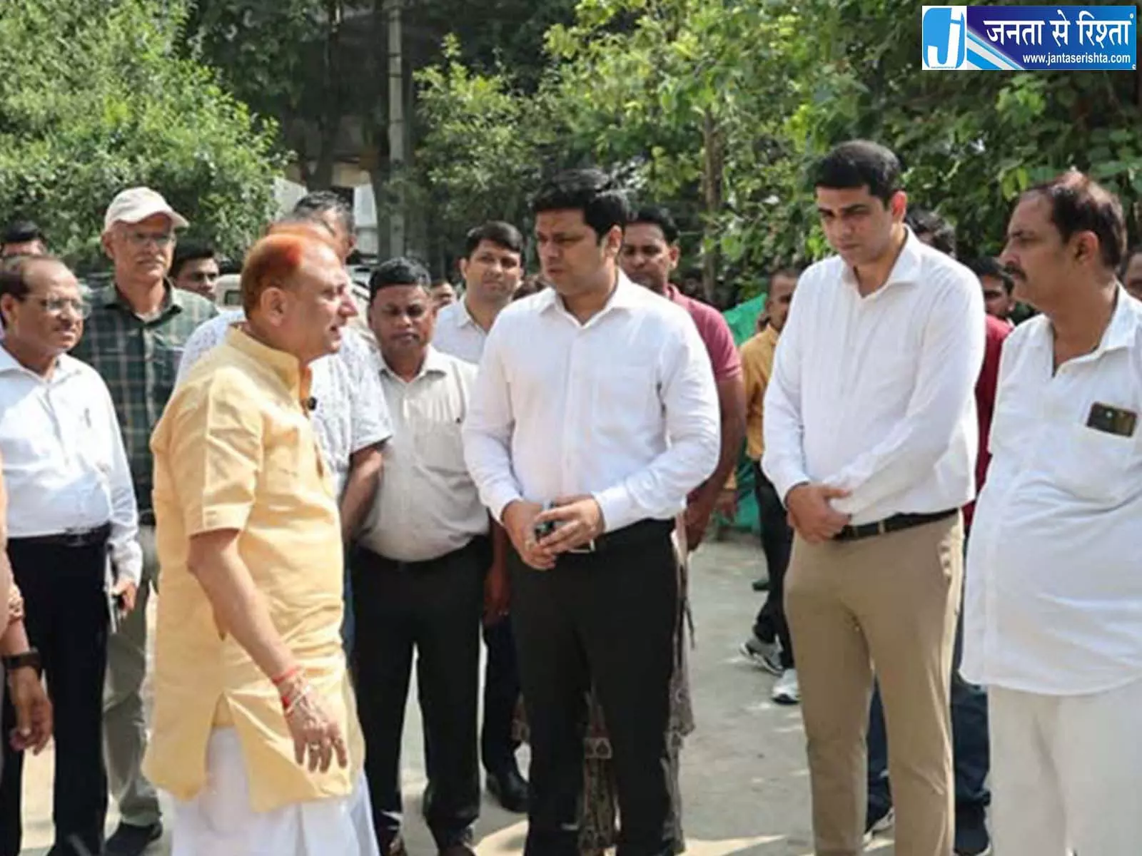 सफाई व्यवस्था देखने सड़कों पर उतरे दिल्ली मेयर दो वार्डों का लिया जायजा सफाई व्यवस्था देखने सड़कों पर उतरे दिल्ली मेयर दो वार्डों का लिया जायजा