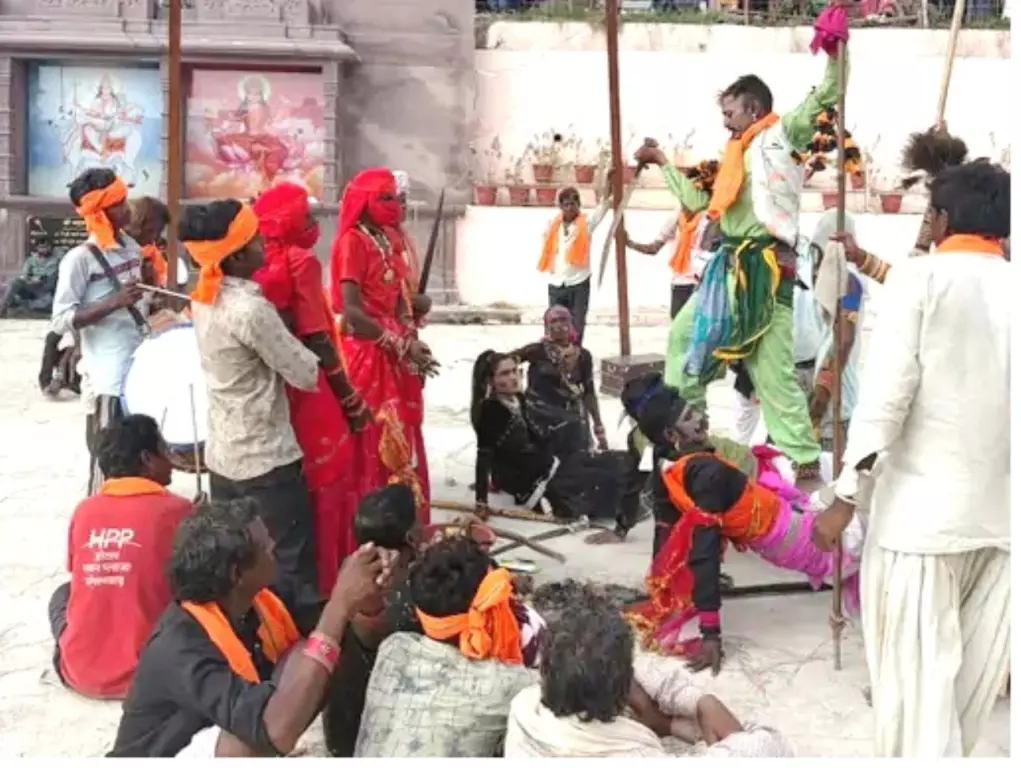 जोगणिया माता शक्तिपीठ में गवरी की गूंज, जयकारों का शोर, दिखा मेवाड़ का रंग जोगणिया माता शक्तिपीठ में गवरी की गूंज, जयकारों का शोर, दिखा मेवाड़ का रंग