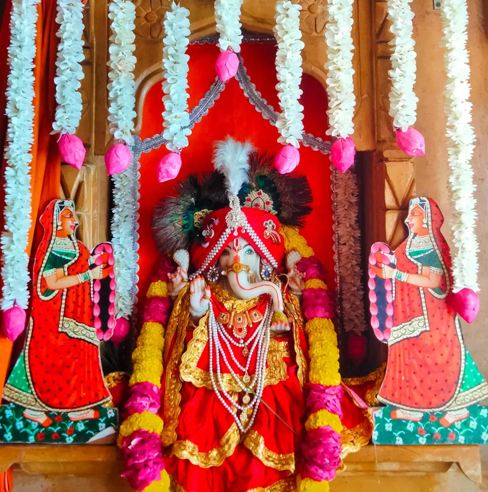 गणेश चतुर्थी पर बदला नौगावां सांवरिया दरबार का रंग, राजस्थानी ठाठ में सजे गणपति, मोदकों का लगाया भोग गणेश चतुर्थी पर बदला नौगावां सांवरिया दरबार का रंग, राजस्थानी ठाठ में सजे गणपति, मोदकों का लगाया भोग