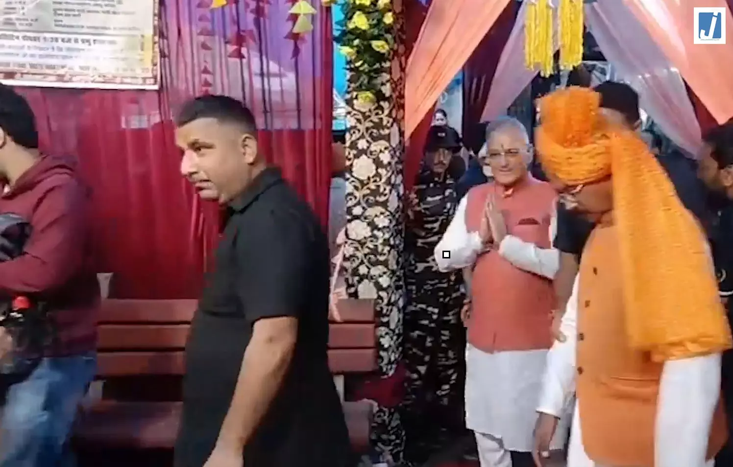 गणेश पंडाल पहुंचे राज्यपाल कविंदर गुप्ता बप्पा का लिया आशीर्वाद गणेश पंडाल पहुंचे राज्यपाल कविंदर गुप्ता बप्पा का लिया आशीर्वाद