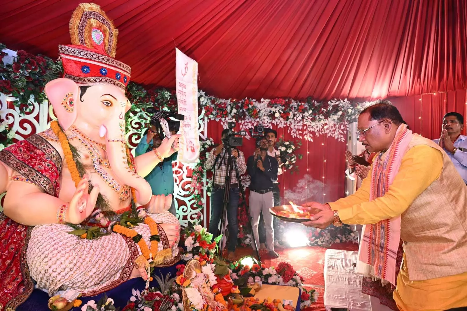 मुख्यमंत्री निवास में विराजे गणपति मुख्यमंत्री निवास में विराजे गणपति