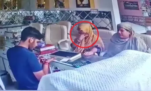 मुंह में छिपाकर 8 लाख का सोना पार! ज्वैलरी शॉप का CCTV देखकर उड़े सबके होश
