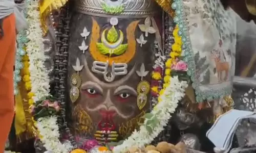 भस्म आरती: वैष्णव तिलक, त्रिनेत्र व त्रिपुंड से राजा स्वरूप में सजे बाबा महाकाल, अर्पित की गई रुद्राक्ष-फूलों की माला
