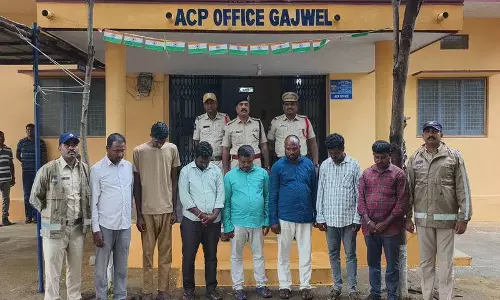 KCR के घर के पास BRS नेताओं की गिरफ्तारी KCR के घर के पास BRS नेताओं की गिरफ्तारी