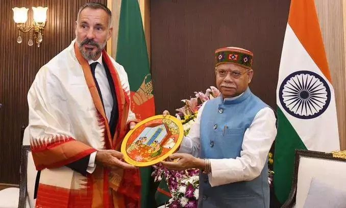 Telangana: चेरियल आर्ट, करीमनगर सिल्वर फ़िलिग्री प्रिंस रहीम आगा खान V को भेंट की गई Telangana: चेरियल आर्ट, करीमनगर सिल्वर फ़िलिग्री प्रिंस रहीम आगा खान V को भेंट की गई