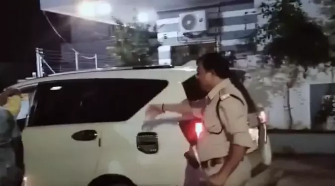 पुलिवेंदुला में आधी रात को झड़प: हवा में गोली चली, तीन गाड़ियां क्षतिग्रस्त