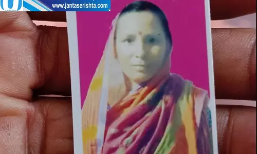नदी किनारे महिला पर मगरमच्छ का हमला नदी किनारे महिला पर मगरमच्छ का हमला