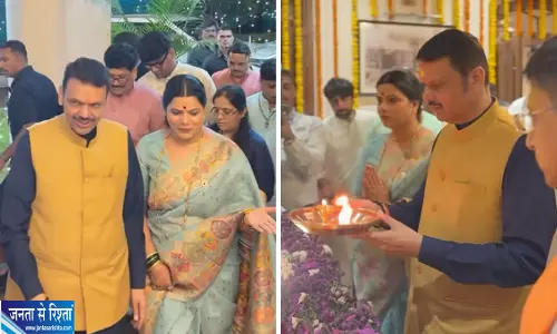 मेयर के घर गणपति दर्शन करने पहुंचे फडणवीस
