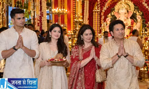 परिवार संग बप्पा के दर्शन करने पहुंचे सचिन परिवार संग बप्पा के दर्शन करने पहुंचे सचिन