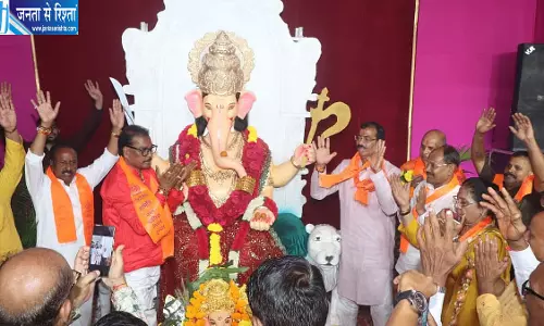बैंड-बाजे के साथ नगर निगम परिसर पहुंचे गणपति बप्पा, विधि-विधान से हुई स्थापना बैंड-बाजे के साथ नगर निगम परिसर पहुंचे गणपति बप्पा, विधि-विधान से हुई स्थापना