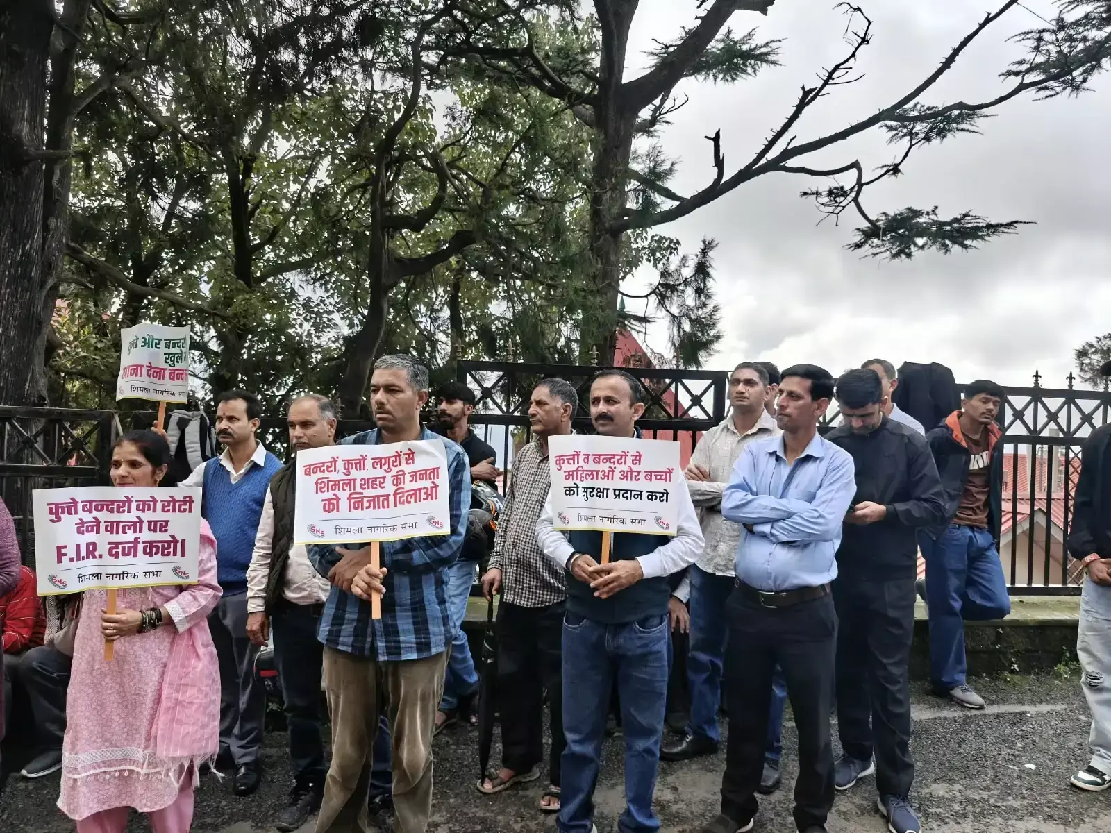 Shimla: बंदरों-कुत्तों के आतंक से परेशान, नागरिक सभा ने किया प्रदर्शन Shimla: बंदरों-कुत्तों के आतंक से परेशान, नागरिक सभा ने किया प्रदर्शन