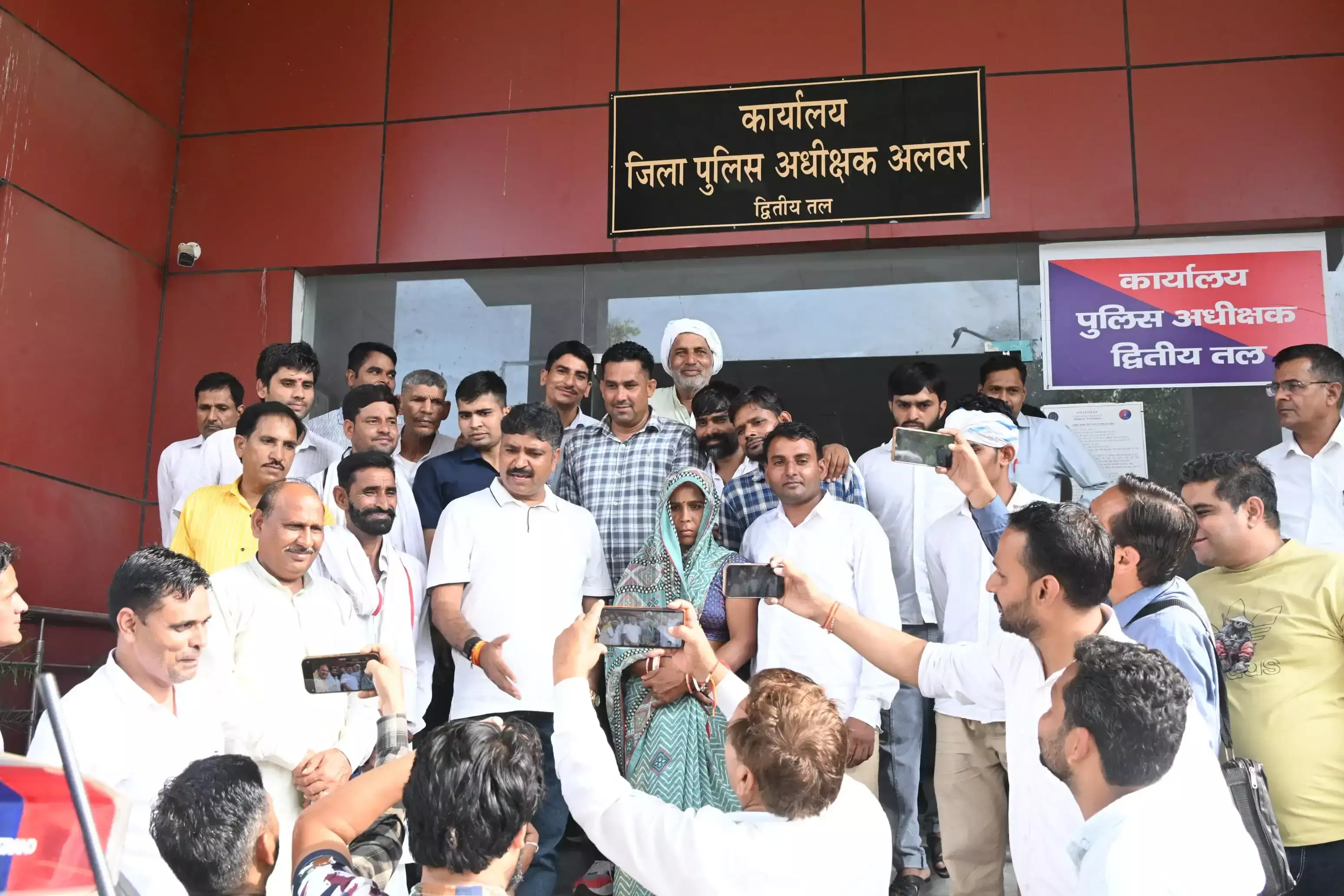 Alwar: अलवर निकाय चुनाव के बाद गरमाई सियासत, जूली ने उठाए सवाल Alwar: अलवर निकाय चुनाव के बाद गरमाई सियासत, जूली ने उठाए सवाल
