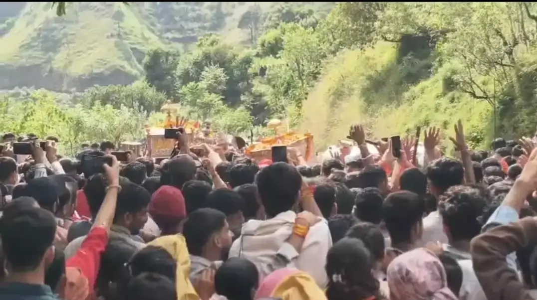Nahan: पश्मी में श्रद्धालुओं से गुलजार हुआ महासू महाराज का दरबार