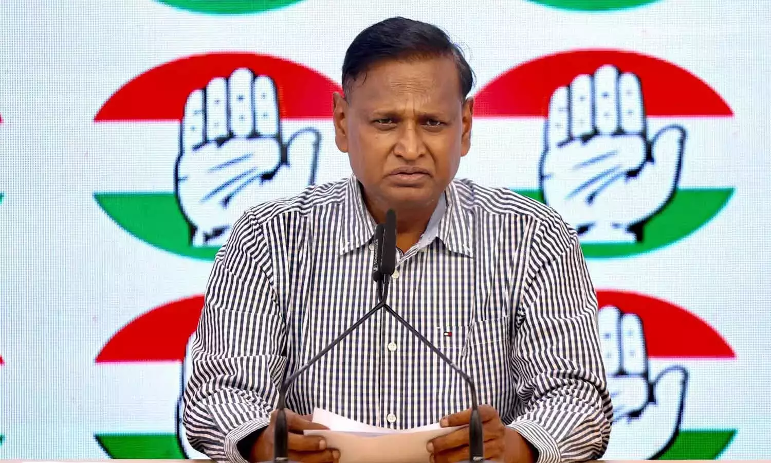 भारतीय महिला टीम की एशिया कप जीत पर संकीर्ण राजनीति का साया भारतीय महिला टीम की एशिया कप जीत पर संकीर्ण राजनीति का साया