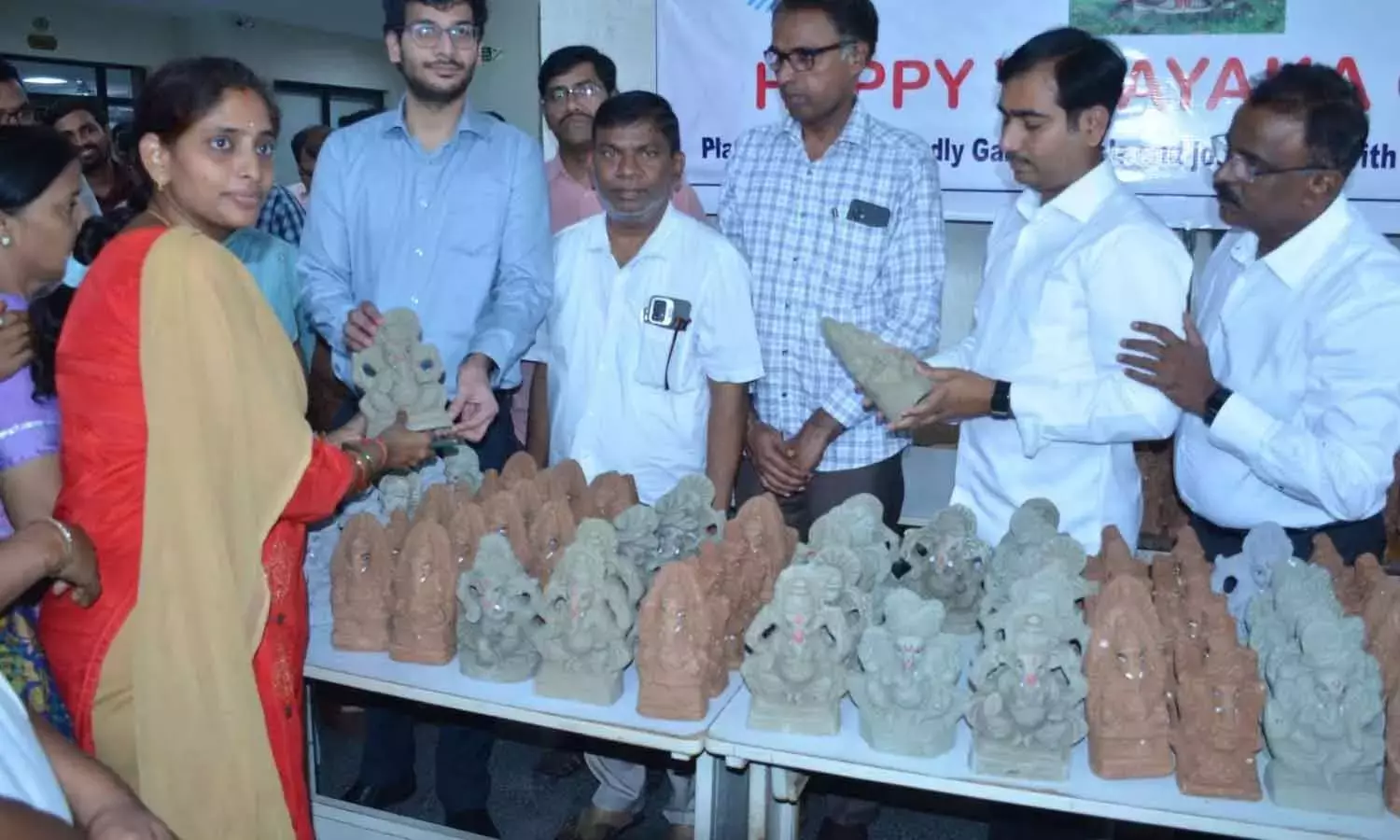 कलेक्ट्रेट में मिट्टी की गणेश प्रतिमाएं बांटी गईं कलेक्ट्रेट में मिट्टी की गणेश प्रतिमाएं बांटी गईं