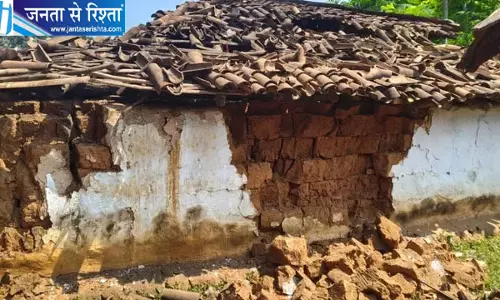 रायडीह में एलपीजी सिलेंडर फटने से मिट्टी का घर क्षतिग्रस्त, रात में हुआ जोरदार धमाका रायडीह में एलपीजी सिलेंडर फटने से मिट्टी का घर क्षतिग्रस्त, रात में हुआ जोरदार धमाका