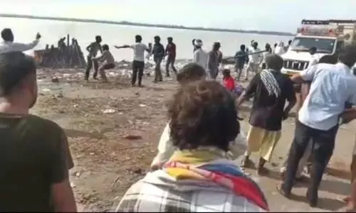 शव लेकर पहुंचे थे अंतिम संस्कार करने, घाट पर छिड़ गई जंग