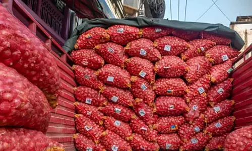 प्याज ने बढ़ाई रसोई की महंगाई, थोक भाव में एक महीने में 31 फीसदी उछाल