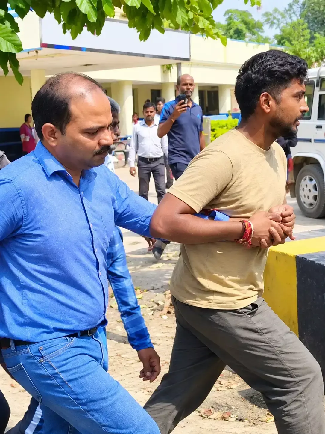 Mirzapur: 5 हजार की रिश्वत लेते लेखपाल पुलिस की गिरफ्त में