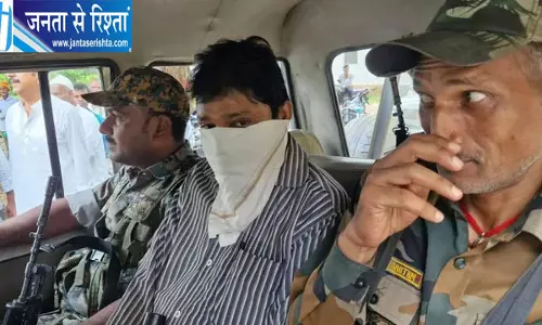म्यूटेशन के नाम पर 10 हजार रुपये रिश्वत लेते राजस्व कर्मचारी गिरफ्तार म्यूटेशन के नाम पर 10 हजार रुपये रिश्वत लेते राजस्व कर्मचारी गिरफ्तार