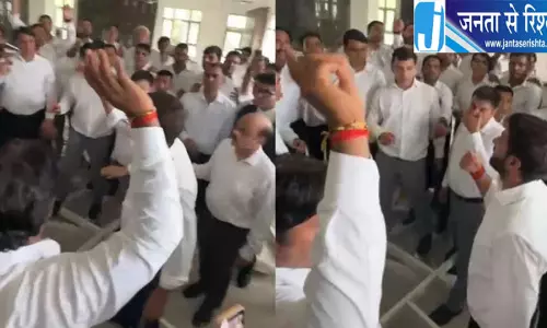 चैंबर निर्माण को लेकर वकीलों का हंगामा शिलापट तोड़ा सामग्री फेंकी