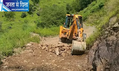 दो भाइयों ने निजी खर्च पर खुलवाई सड़क पांच पंचायतों के हजारों लोगों को मिली राहत