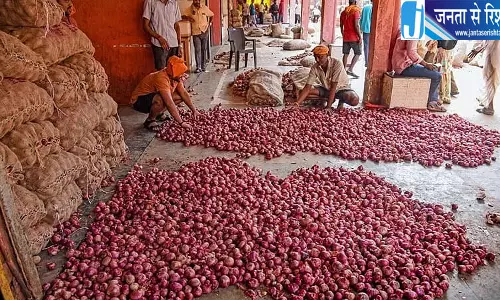 प्याज के भाव 4 हजार के पार स्टॉक खत्म होने से किसानों को सीमित लाभ प्याज के भाव 4 हजार के पार स्टॉक खत्म होने से किसानों को सीमित लाभ