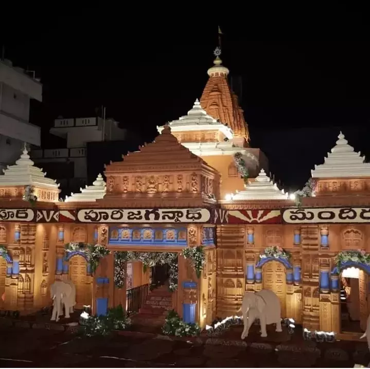 बालापुर गणेश का पंडाल पुरी जगन्नाथ मंदिर की थीम पर बना है, जो भक्तों को आकर्षित कर रहा है