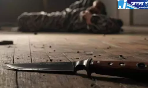 दरवाजा खोलते ही पिता पुत्र पर चाकू से हमला दरवाजा खोलते ही पिता पुत्र पर चाकू से हमला