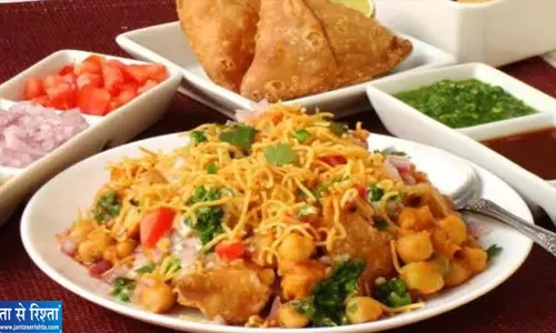 समोसे को दें चटपटी चाट का ट्विस्ट समोसे को दें चटपटी चाट का ट्विस्ट