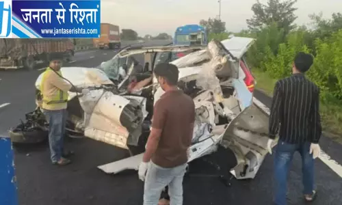 दिल्ली-मुंबई एक्सप्रेसवे पर ट्रक में घुसी तेज रफ्तार कार, तीन युवकों की मौत