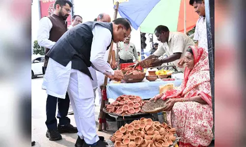 मुख्यमंत्री साय का काफिला अचानक रुका, तेलीबांधा मरीन ड्राइव में दीये बेच रही महिला से की बातचीत