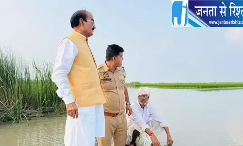 किशोरियों की तलाश में नदी में उतरे विधायक किशोरियों की तलाश में नदी में उतरे विधायक