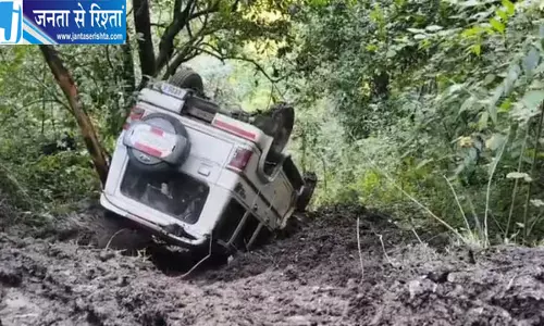 थल-पिथौरागढ़ मार्ग पर खाई की ओर लुढ़की बोलेरो, पेड़ में अटकने से बची सात लोगों की जान