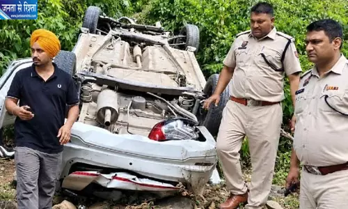 मोरनी से लौट रहे पांच दोस्तों की कार खाई में गिरी, एक युवक की मौत और चार गंभीर घायल मोरनी से लौट रहे पांच दोस्तों की कार खाई में गिरी, एक युवक की मौत और चार गंभीर घायल