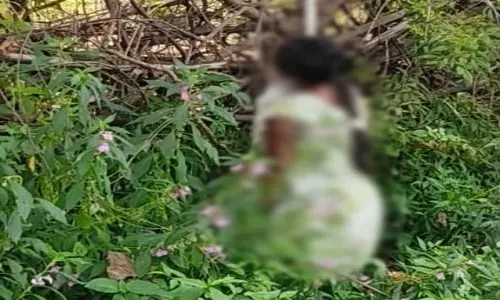 अस्पताल से निकली नवप्रसूता का पेड़ पर लटका मिला शव