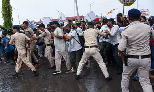 बिहार: 70वीं बीपीएससी और दरोगा भर्ती रद्द करने की मांग; पटना में छात्रों ने किया प्रदर्शन, बैरिकेडिंग पर चढ़े अभ्यर्थी