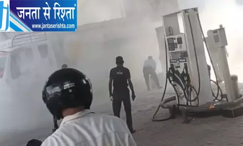 पेट्रोल पंप पर टैंकर के पास लगी आग, कर्मचारियों की सूझबूझ से टला बड़ा हादसा पेट्रोल पंप पर टैंकर के पास लगी आग, कर्मचारियों की सूझबूझ से टला बड़ा हादसा