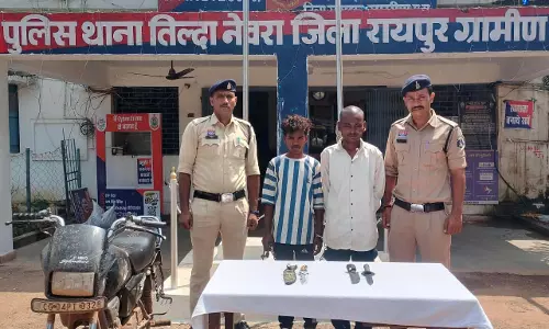सड़क पर चाकू लहराकर राहगीरों को डराने वाले दो बदमाश गिरफ्तार