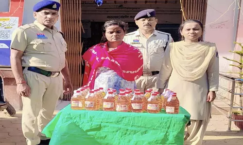 बस्ती में बेच रही थी अवैध शराब, महिला गिरफ्तार