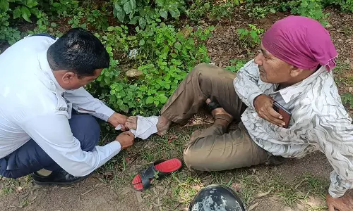 दवा खाने के बाद बाइक चलाते समय आई झपकी सड़क पर गिरा युवक