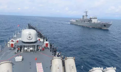 भारत-म्यांमार के बीच बढ़ा समुद्री सहयोग यांगून पहुंचे INS करमुक और LCU 51