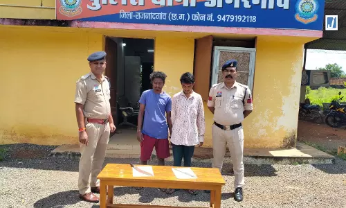 चाकू लहराकर लोगों में फैला रहे थे दहशत दो युवक गिरफ्तार
