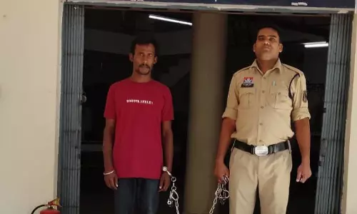ग्राहक तलाशते पकड़ा गया युवक, 8 लीटर महुआ शराब जब्त