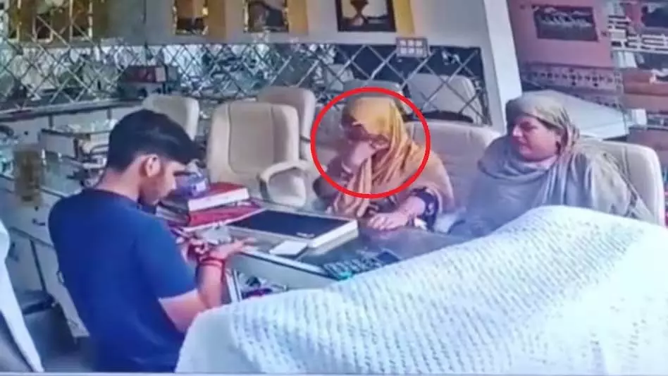 मुंह में छिपाकर 8 लाख का सोना पार! ज्वैलरी शॉप का CCTV देखकर उड़े सबके होश मुंह में छिपाकर 8 लाख का सोना पार! ज्वैलरी शॉप का CCTV देखकर उड़े सबके होश
