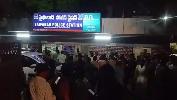 सैफाबाद थाने के अंदर KTR के स्टाफ पर हमले का आरोप सैफाबाद थाने के अंदर KTR के स्टाफ पर हमले का आरोप